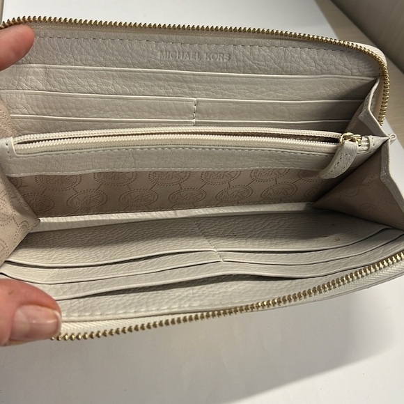 Michael Kors Beige Pebbled Leather Clutch Zip Around Wallet - Picture 5 of 8
